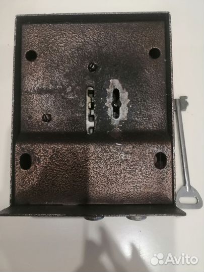 Замок дверной гаражный