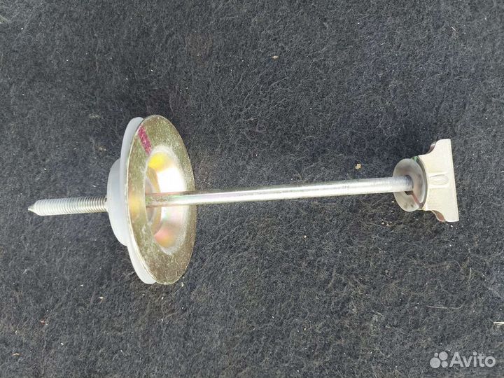 Болт крепления запаски на Nissan Murano