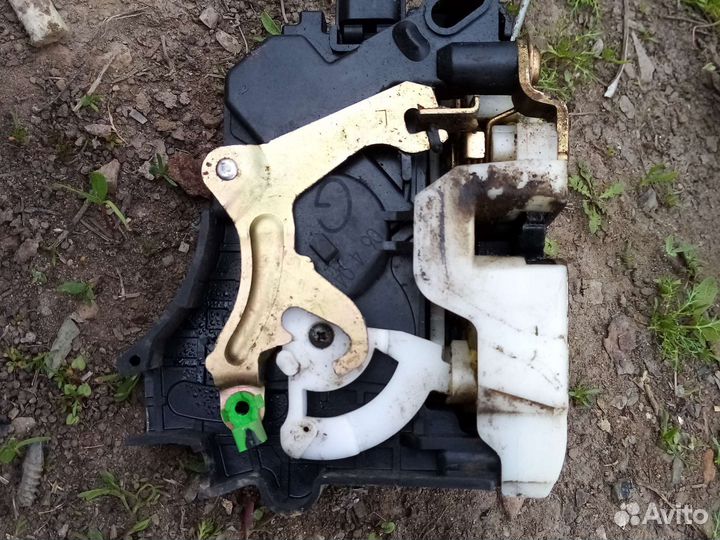 Замок передней левой двери мицубиси лансер 9