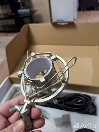 Студийный конденсаторный микрофон