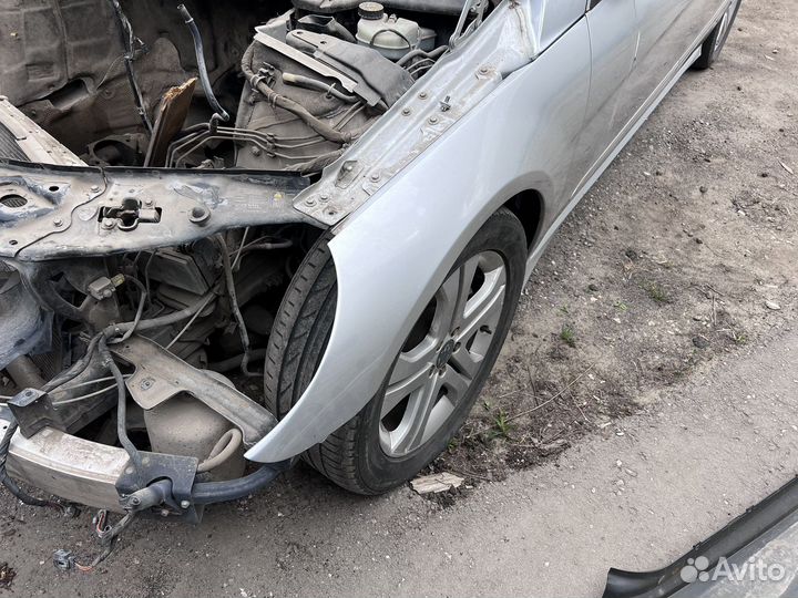 Крыло переднее левое правое Mercedes-Benz W251 R