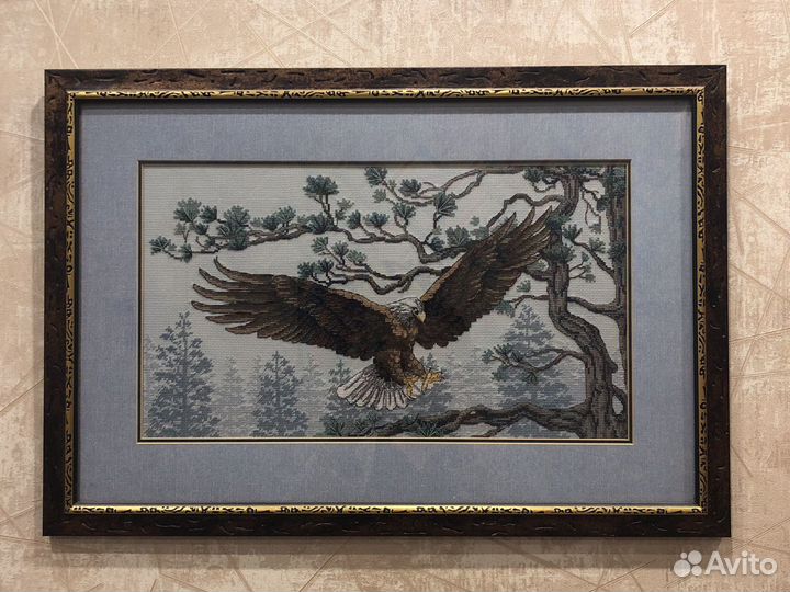 Картина, вышитая крестиком «орел над лесом»