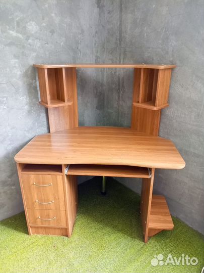 Продам компьютерный стол