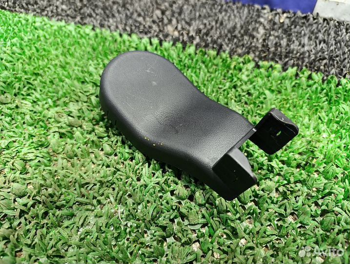 Заглушка крепления сиденья задняя левая Mitsubishi Pajero Sport