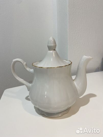 Заварочный чайник и кружки бокал под пиво