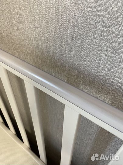 Детская кроватка с маятником и ящиком