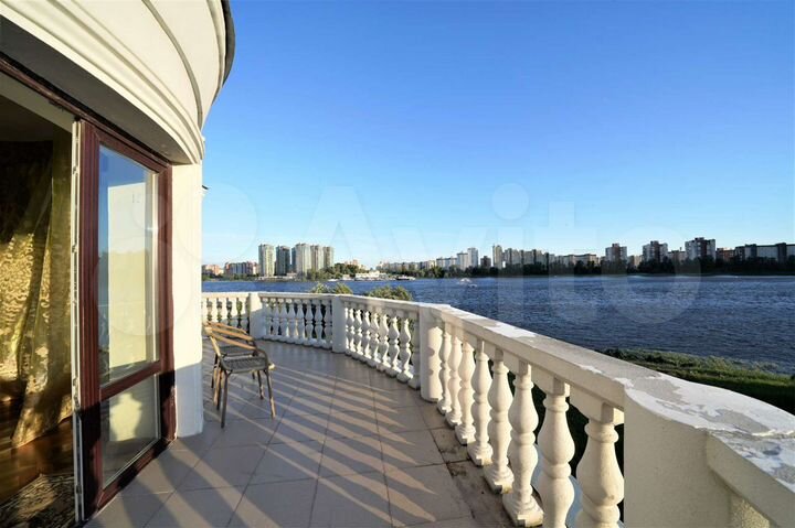 Дом 695 м² на участке 32 сот.