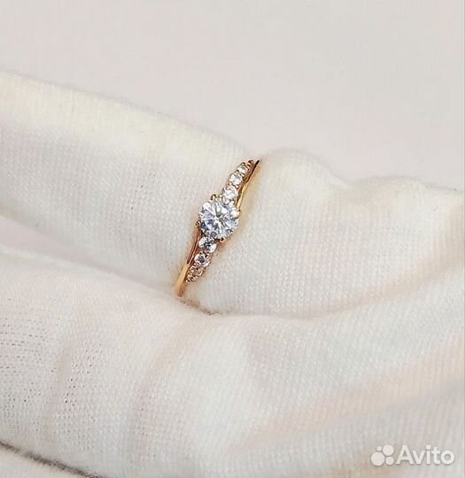 Золотое кольцо с камнем 16р