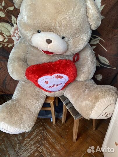 Большой плюшевый медведь