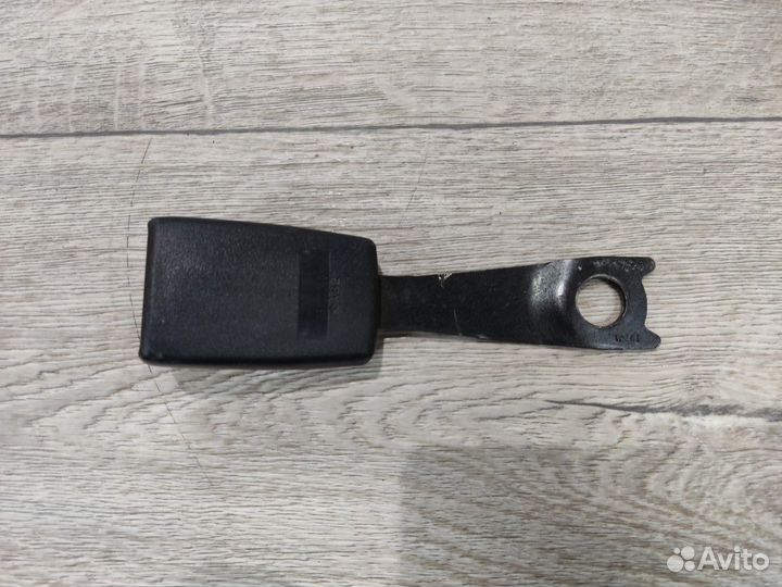 Фиксатор ремня передний левый Lancer 9