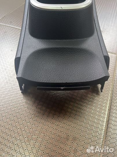 Центральная консоль между сидений Tiida C11