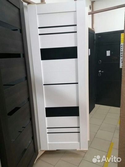 Двери межкомнатные белые счерным стеклом