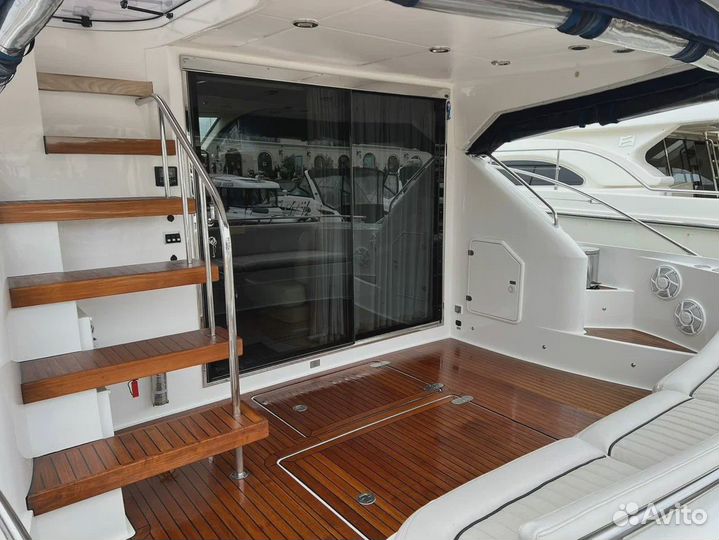 Аренда моторной яхты Fairline в Геленджике