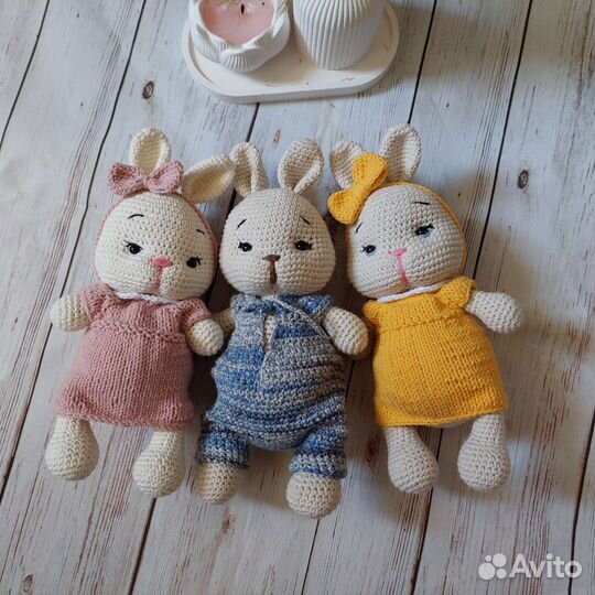 Вязаные игрушки зайки