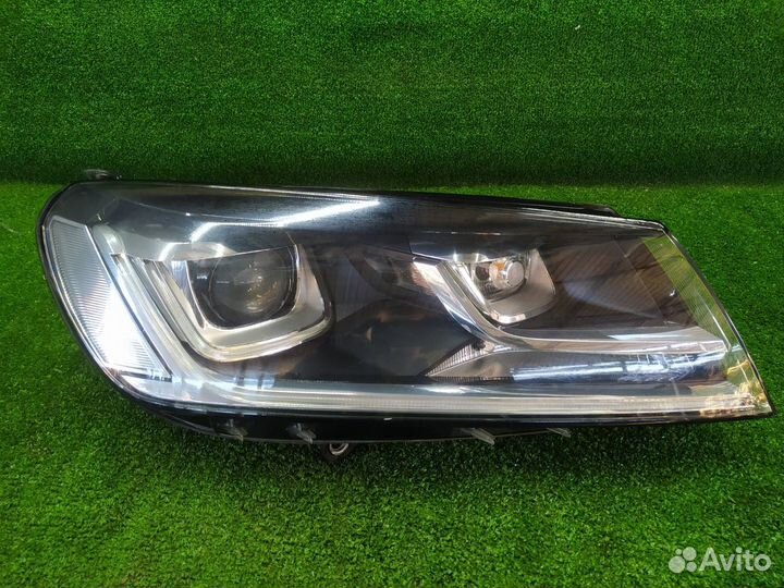 Фара передняя правая Volkswagen Touareg NF 2011