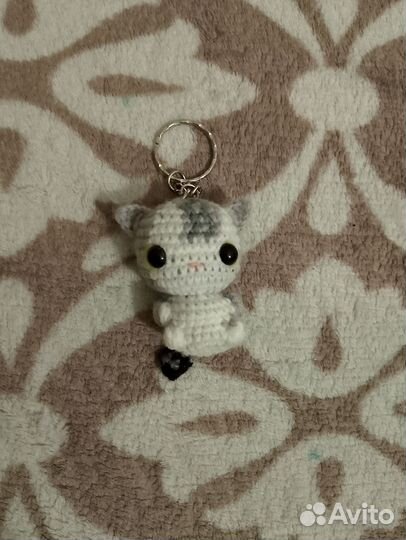 Брелок котик вязаный