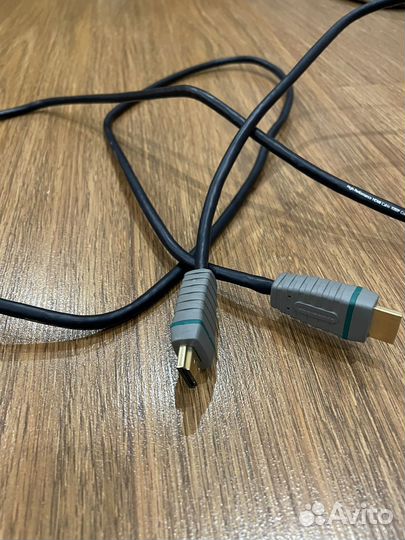 Кабели различных размеров, разъемов