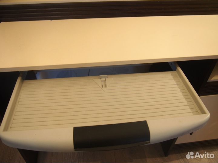 Письменный стол с полкой