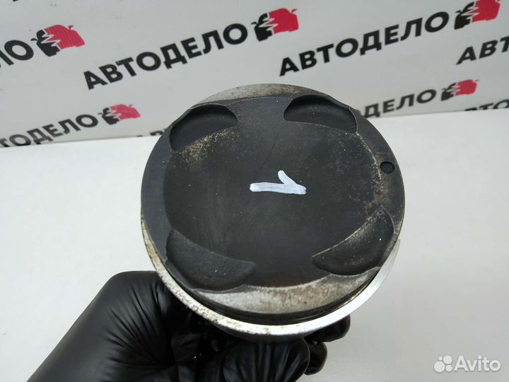 Поршень с шатуном Mazda 323 BA 1998 г.в