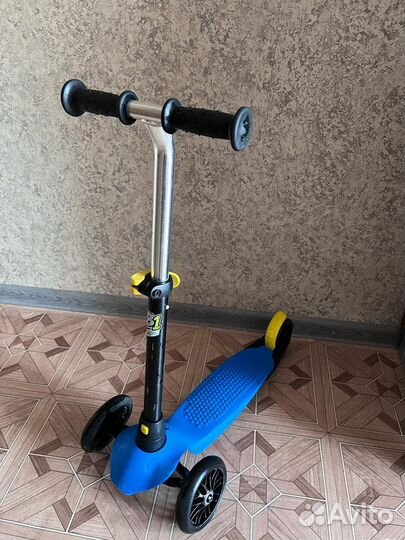 Самокат трехколесный