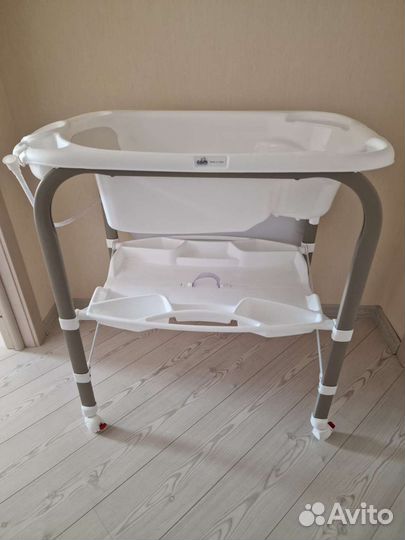 Детская ванночка с подставкой и пеленальным столом