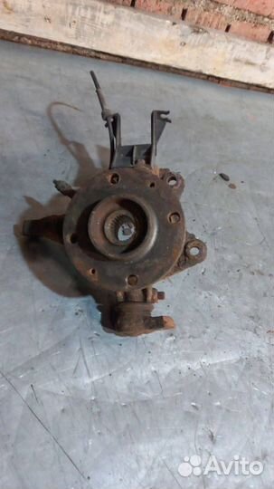 Кулак передний правый Peugeot 206 2001