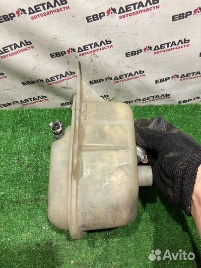 Бачок расширительный Audi 80 B3 седан 1.8 RU 1988