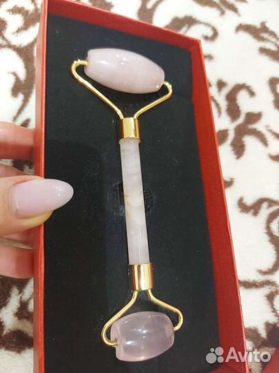 Массажный роллер из розового кварца