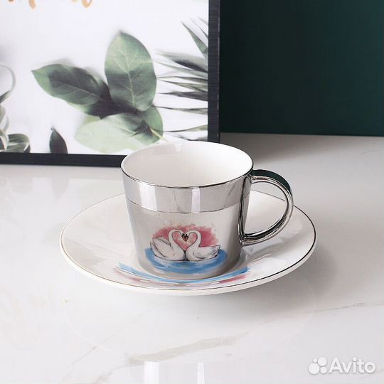 Чашка отражающая рисунок и блюдце. Чашка с блюдцем