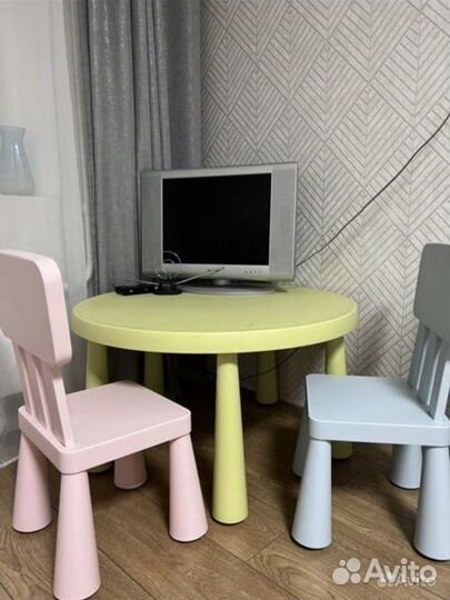 Детский стол и стулья