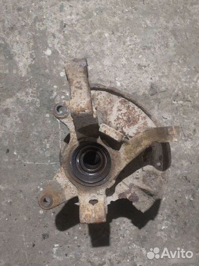 Поворотный кулак передний правый Kia Spectra