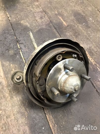 Задний левый кулак Nissan Sunny N14