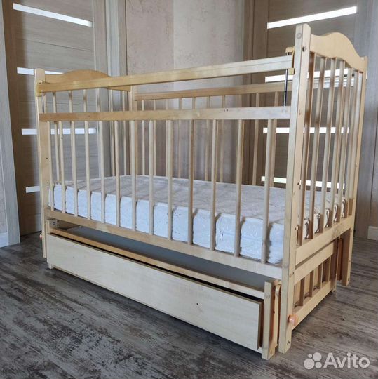 Детская кроватка с маятником и ящиком