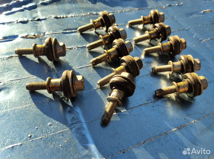 Болт клапанной крышки Land Rover LR011350