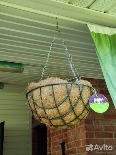 Кашпо подвесное с кокосовым вкладышем.