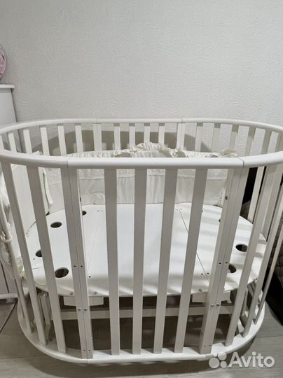 Детская кроватка с маятником белая