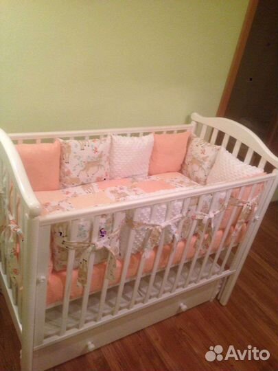 Детская кроватка с универсальным маятником