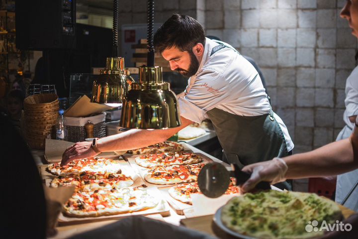 Повар на пиццу в ресторан