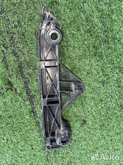 Кронштейн крепления бампера правый Mazda Axela BBM