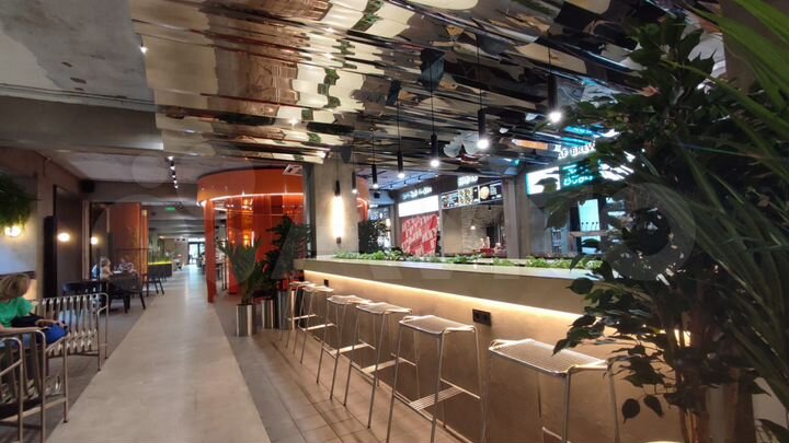 Корнер в фудхолле, общественное пространство