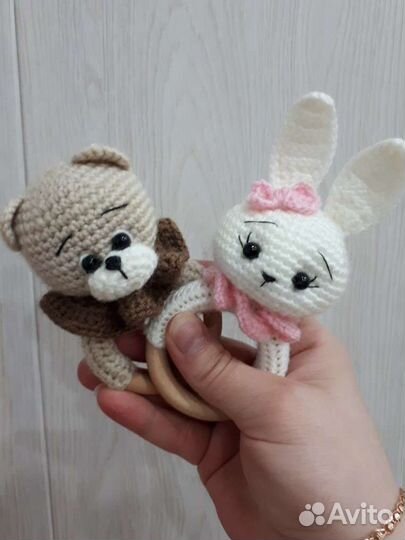 Погремушка прорезыватель вязаная