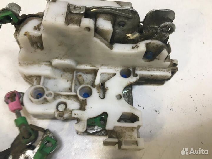 Замок двери задней левой Nissan NP300 D22 2008