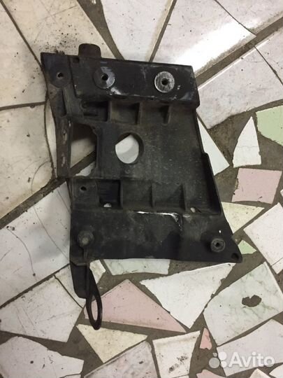 Кронштейн переднего крыла, левый Audi A8 D3