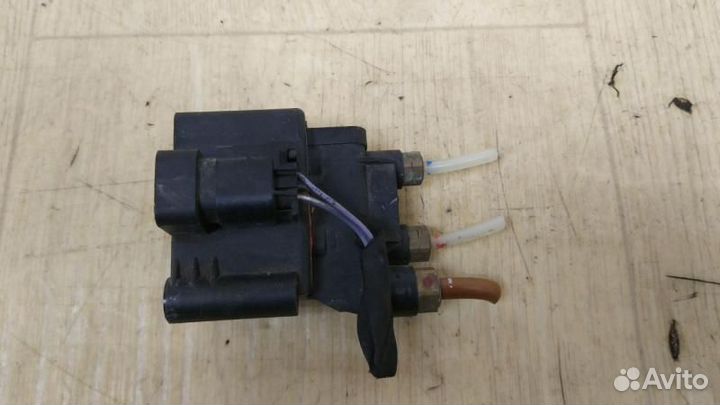Блок клапанов пневмоподвески Mercedes-Benz A2513200158