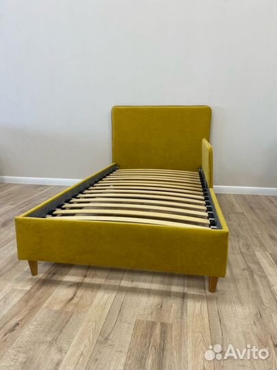 Кровать классическая с большим изголовьем