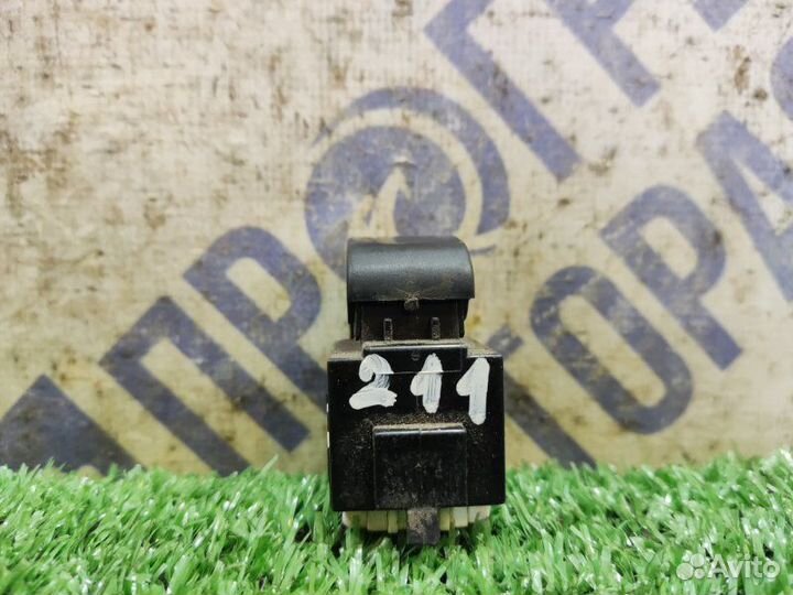 Кнопка стеклоподъемника передняя правая Toyota