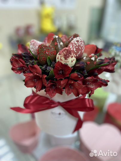 Клубника в шоколаде и цветы