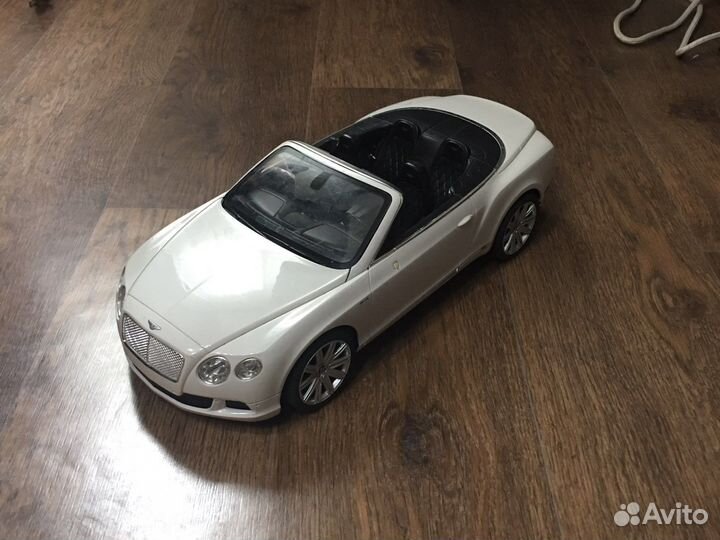 Игрушечная машинка