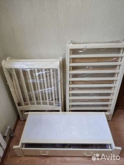 Пеленальный комод и детская кровать