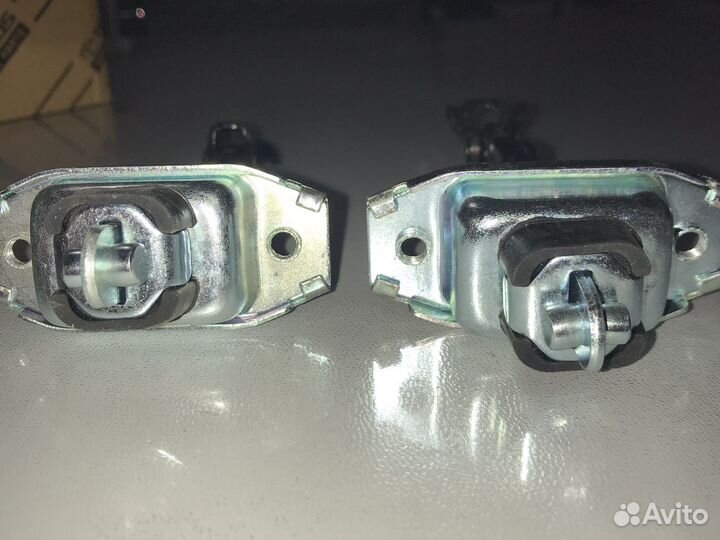 Ограничители передних дверей на Тойоту Камри 40